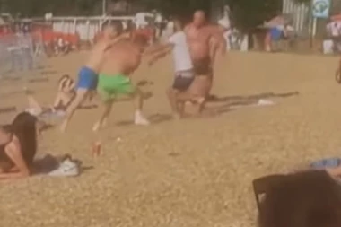 BRUTALNA TUČA NA ADI CIGANLIJI! Ljudi zabezeknuto gledali petoricu muškaraca kako se lemaju! MEĐU NJIMA BILA I JEDNA ŽENA! (VIDEO)