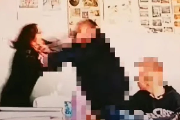 TUČA POŠTARA I UČITELJICE NASRED ČASA, DOK UPLAŠENA DECA BEŽE IZ UČIONICE! Skandal u školi kod Pljevalja! "A, BILO TI JE SA MNOM LEPO..."! (VIDEO)