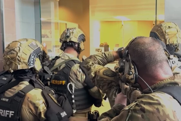 (UZNEMIRUJUĆE!) PAO KAO POKOŠEN: Snajperista likvidirao pljačkaša banke jednim hicem, na veoma specifičan način (VIDEO)