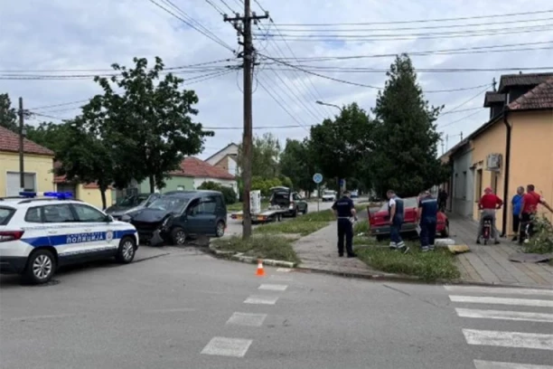 ŽESTOK SUDAR U CENTRU ZRENJANINA! Jedno vozilo od siline udara završilo na trotoaru (FOTO)