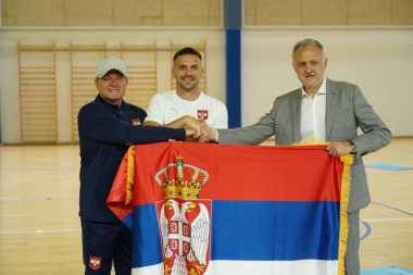 ZAVIJORILA SE SRPSKA TROBOJKA PRED PUT NA EVRO 2024: Ministar Gajić predao Piksiju zastavu i pozvao "orlove" na borbu