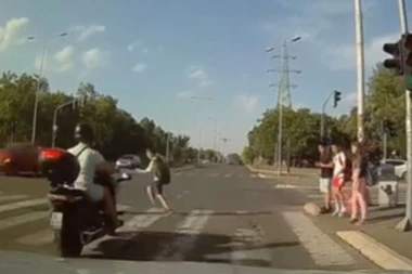 KO JE KRIV? Deca pretrčavala ulicu na crveno, motociklista SE PROVUKAO između automobila, pa u poslednjem trenutku izbegao nesreću!