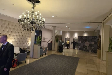 OVO JE HOTEL GDE ĆE BORAVITI ''ORLOVI'':  Sve šljašti! (FOTO) (VIDEO)