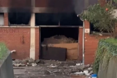 GOREO NAPUŠTENI OBJEKAT U NOVOM SADU: Crni dim prekrio objekat! (VIDEO)