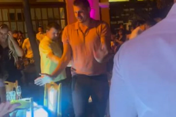 OSVANUO URNEBESAN SNIMAK JOKIĆA SA TARE! Pogledajte kako ĐUSKA uz Čolu!(VIDEO)