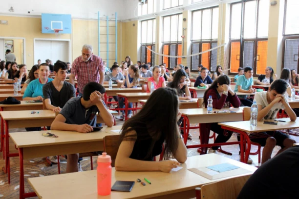 MALI MATURANTI ZADOVOLJNI ZAVRŠNIM TESTOM KOJI JE OBUHVATAO IZBORNE PREDMETE: Jedno pitanje ih posebno obradovalo, a nekoliko i namučilo!