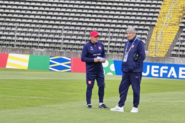 DA LI JE OVO PIKSIJEV SPISAK ZA ENGLEZE? SELEKTOR SRBIJE IZVADIO PAPIR: Pogledajte EKSKLUZIVNI FOTO I VIDEO Republike iz Augzburga!