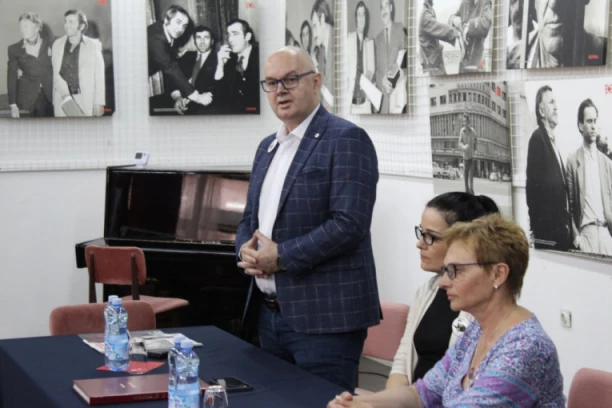 Izložba „Bata u 90 slika“ otvorena u Srpskoj čitaonici u Irigu