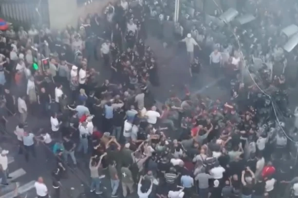 ŠOK BOMBA OTKINULA RUKU DEMONSTRANTU: Dramatične scene sukoba policije i pobunjenih građana obilaze svet (VIDEO)