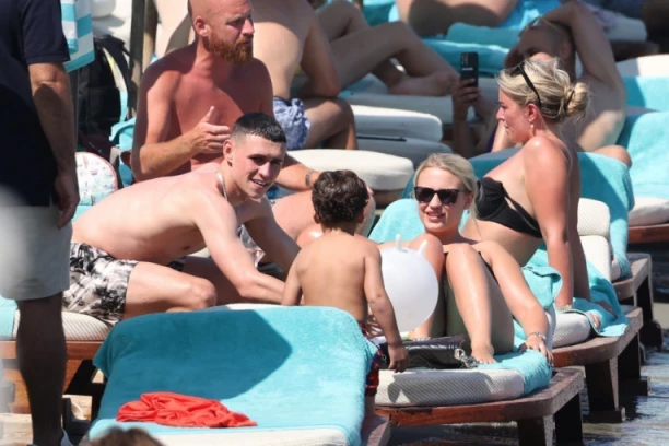 PROGONE ME, PROGONE, VEŠTICE I VILE: Zvezda ENGLESKE pred Srbiju posetio VIDOVNJAKA, sa trudnom suprugom IŠAO PO POMOĆ!