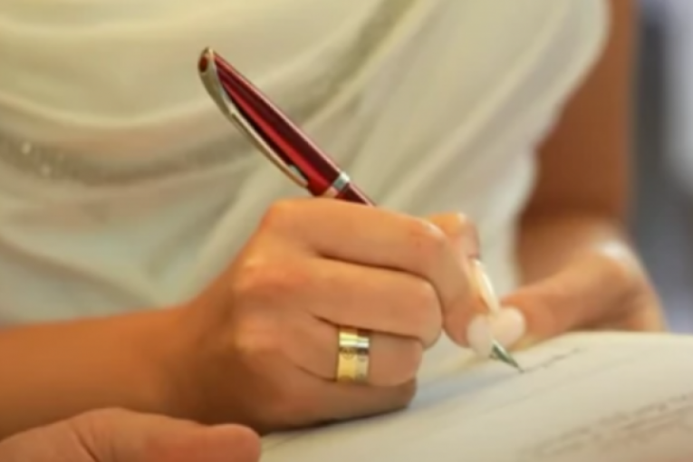 Dragana Kosjerina nosi dve burme