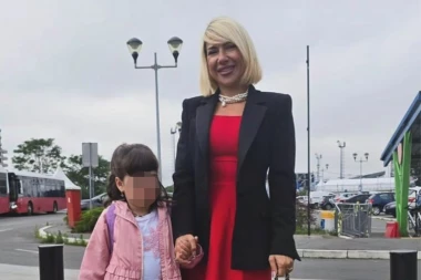 NJENA DOMINACIJA TEK POČINJE! Jovana Jeremić objavila fotografiju s ćerkom - OVAJ DETALJ UZDRMAO REGION! (FOTO)