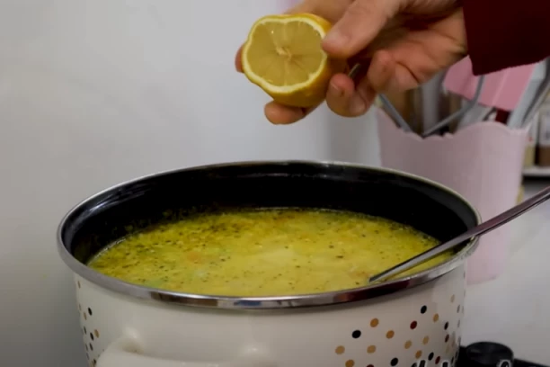 SRPSKA ČORBA KOJA DIŽE: Spremiće je i početnici, vitaminska bomba!