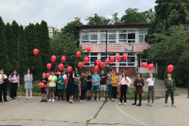 ĐACI U PANČEVU PRIREDILI NEZABORAVNO IZNENAĐENJE UČITELJICI DUDI! Ovaj njihov gest će se generacijama prepričavati! (FOTO, VIDEO)
