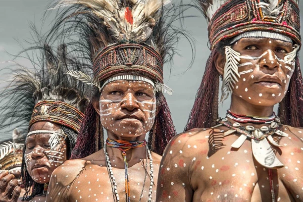 UPOZNAJTE NAJOPASNIJE PLEME LJUDOŽDERA: Običaji i navike su im toliko BOLESNI da od toga podilazi JEZA! Evo šta rade ŽENAMA! (VIDEO)