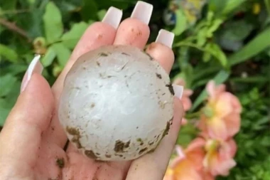 BOLJE DA SU PADALE TENISKE LOPTICE: GRAD poput metaka izrešetao GOLUBAC, nevreme kao brzi voz tutnji Srbijom! (VIDEO)