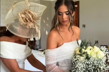 KO SE OVDE UDAJE? Mladina majka zaprepastila izborom odeće na ćerkinoj svadbi, svi tvrde samo jedno (FOTO)