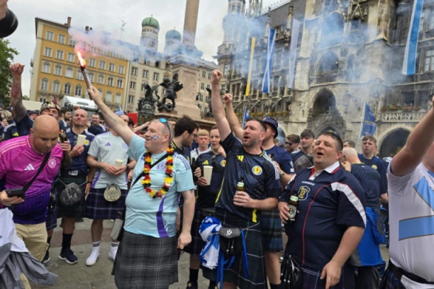 ŠKOTI ZAPALILI MINHEN, GORI MARIJENPLAC! Nemci ćute u svom gradu (video+foto)