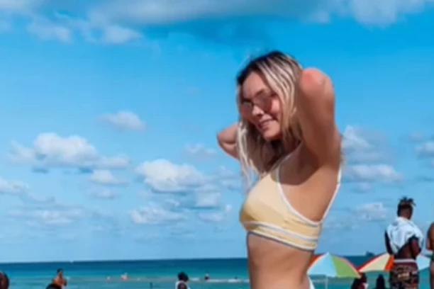 SLIKALA SE NA PLAŽI I OBRUKALA SE ZA CEO ŽIVOT: Jedan detalj pokrenuo je lavinu komentara - SMEHOTRES (VIDEO)