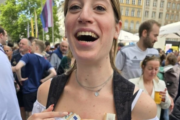 OPA, BATO! EVRIĆI U DEKOLTEU I NA EVROPSKOM PRVENSTVU! Konobarica delila PIVO, pa je OKITILI (FOTO)