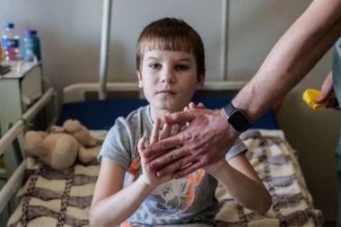 DEČAK (11) DRŽAO ODSEČENU NOGU UZ TELO DA ZAUSTAVI KRVARENJE! Preživeo je stravičan napad, ali negova rođaka nije! (FOTO)