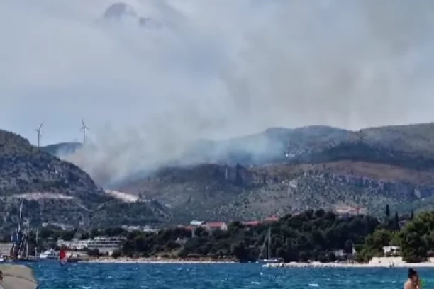 DRAMA NA JADRANU, VELIKI POŽAR NADOMAK SPLITA! Sve raspoložive snage su na terenu, situacija je KRITIČNA! (FOTO/VIDEO)