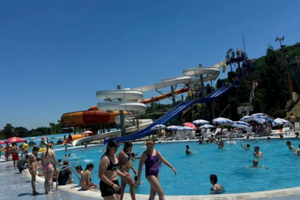 NA OVIM KUPALIŠTIMA SAMO ULAZ KOŠTA 1.890 DINARA A NAPLAĆUJU SE I PEŠKIRI! Evo koliko će vas koštati odlazak na bazen ovog leta