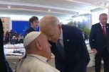 DOKLE VIŠE? Džo Bajden napravio KO ZNA KOJI PO REDU GAF! Na nestvarno BIZARAN NAČIN pozdravio se sa PAPOM FRANJOM (VIDEO)