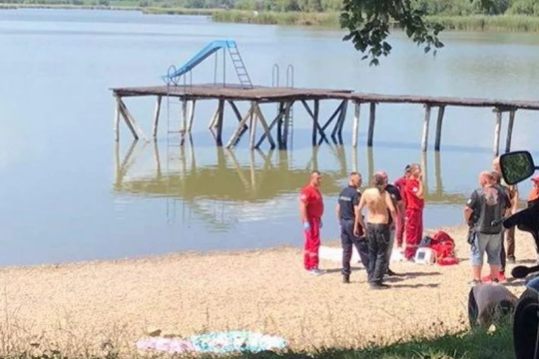 DOŽIVEO SRČANI UDAR DOK JE PLIVAO! Identifikovan muškarac čije je telo izvučeno iz jezera u Bačkoj Topoli!