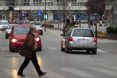 LJUDI GLEDAJU I NE VERUJU! Građane Čačka zatekao neobičan prizor! SVI ŠOKIRANI! (FOTO)
