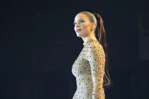 NIKO NIJE ZNAO DA SU OVOLIKO PRISNI! Procurila fotka Milice Pavlović sa oženjenim kolegom, svi traže OVO! (FOTO)