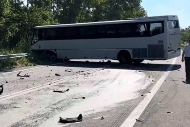 AUTOBUS SLETEO S MAGISTRALE! Policija blokirala sve puteve, hitna pomoć na terenu