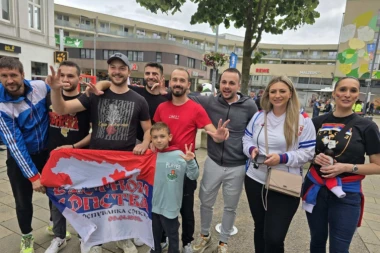 GRMI "VIDOVDAN", GRMI "VESELI SE SRPSKI RODE": Trobojke i pesma, SRBI OSVAJAJU Gelzenkirhen