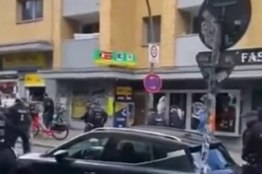 PUCALI SU BEZ RAZMIŠLJANJA: Kada su videli sekiru policajci nisu časili ni časa! NASTAO JE HAOS (VIDEO)