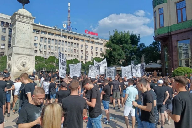 GROBARI SE OKUPILI NA PROTESTU ZA SPAS PARTIZANA, PA PONOVO UDARILI NA PREDSEDNIKA ZVEZDE! Nema kraja sramnom vređanju! (VIDEO)