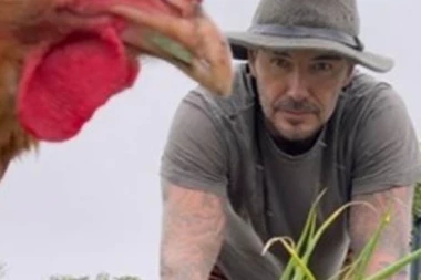 HIT SNIMAK! Dejvid Bekam okopava BAŠTU, a onda mu je uledeo PETAO u kadar!