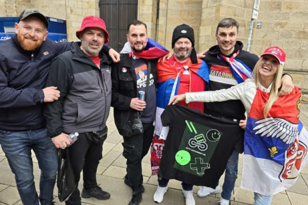 I BATAJNICA SE KLADI U SOCCERU NA SRBIJU! Navijači spremni za meč sa Engleskom (FOTO)