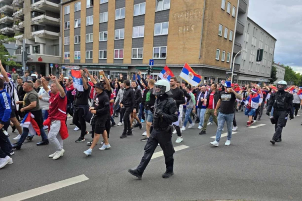 NAVIJAČI SRBIJE U KORTEU KRENULI KA STADIONU! Velike mere obezbeđenja! (FOTO+VIDEO)