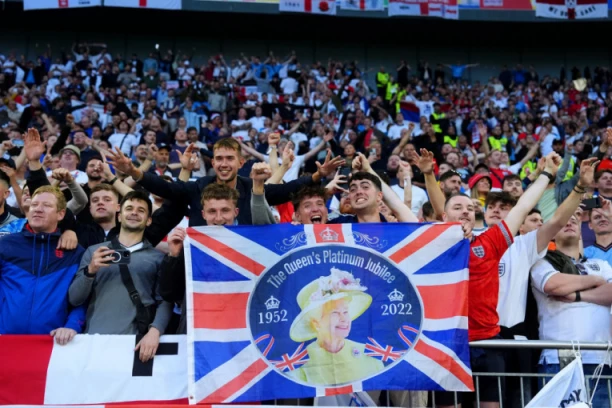 ENGLEZI OBNEVIDELI OD ALKOHOLA: Stavili na muke nemačkog policajca, evo kako se to završilo (VIDEO)