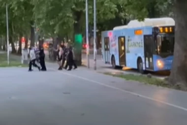 HAPŠENJE U GRADSKOM PREVOZU! Drama u Novom Sadu! TROJICI STAVLJENE LISICE NA RUKE!