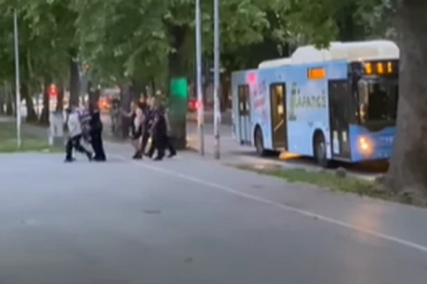 HAPŠENJE U GRADSKOM PREVOZU! Drama u Novom Sadu! TROJICI STAVLJENE LISICE NA RUKE!