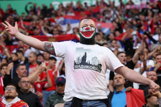 ORI SE STADION: KOSOVO JE SRBIJA! Navijači SRBIJE grmeli - Englezi zaćutali!