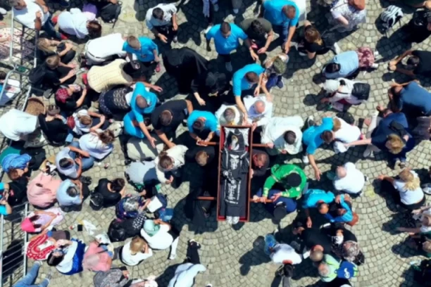 DAN DUHOVNE OBNOVE U MANASTIRU TUMANE: Mošti Svetog Zosima Čudotvorca presvučene u novo ruho