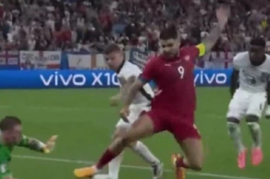 TRENUTAK KOJI JE PRELOMIO MEČ! Da li su "orlovi" OŠTEĆENI za penal? Navijači Srbije OGORČENI na Italijana! (VIDEO)
