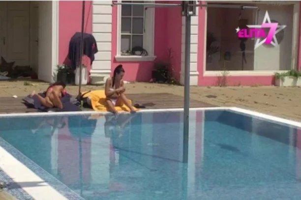 UČESNICE ELITE SE RAZGOLITILE ZA SVE PARE! Vrući kadrovi pored bazena! Evo ko je DOBACIVAO SVE VREME (FOTO)