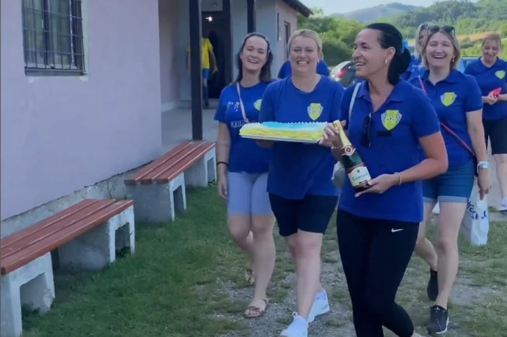 LAKO JE NJIMA KADA IMAJU OVAKVU PODRŠKU: Nakon iscrpljujućeg duela na "Dolinu dabrova" je stiglo slatko iznenađenje! Navijačice oduševile svoje fudbalere! (VIDEO)