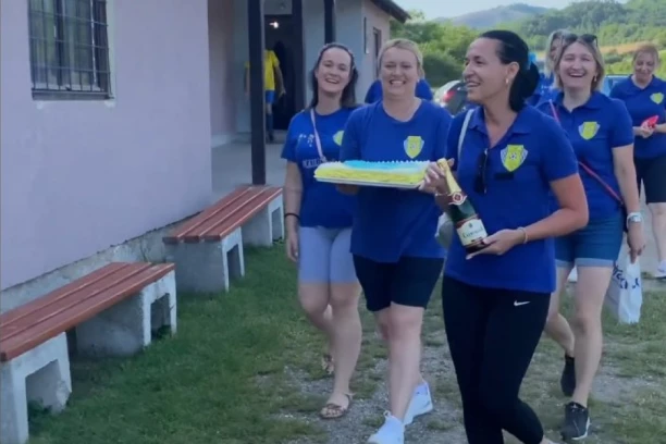 LAKO JE NJIMA KADA IMAJU OVAKVU PODRŠKU: Nakon iscrpljujućeg duela na "Dolinu dabrova" je stiglo slatko iznenađenje! Navijačice oduševile svoje fudbalere! (VIDEO)