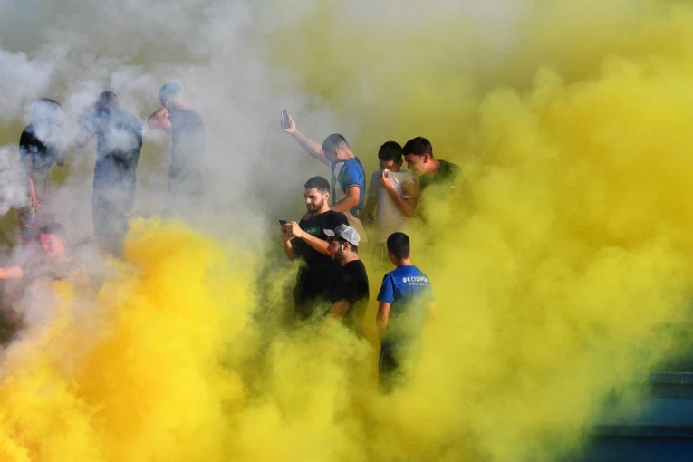 "ANĐELI", VELIKO HVALA! Nakon petarde u baražu, klub se obratio vernim navijačima: "Na Arsenalovom stadionu budite naš 12. igrač"! (FOTO GALERIJA)