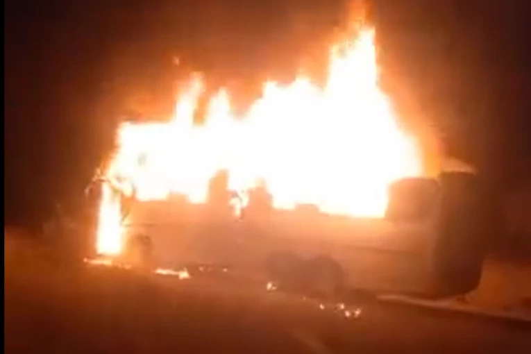 IZGORELI DO NEPREPOZNATLJIVOSTI: Osam ljudi poginulo, a na desetine povređeno u stravičnoj autobuskoj nesreći (VIDEO)