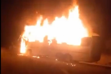 IZGORELI DO NEPREPOZNATLJIVOSTI: Osam ljudi poginulo, a na desetine povređeno u stravičnoj autobuskoj nesreći (VIDEO)